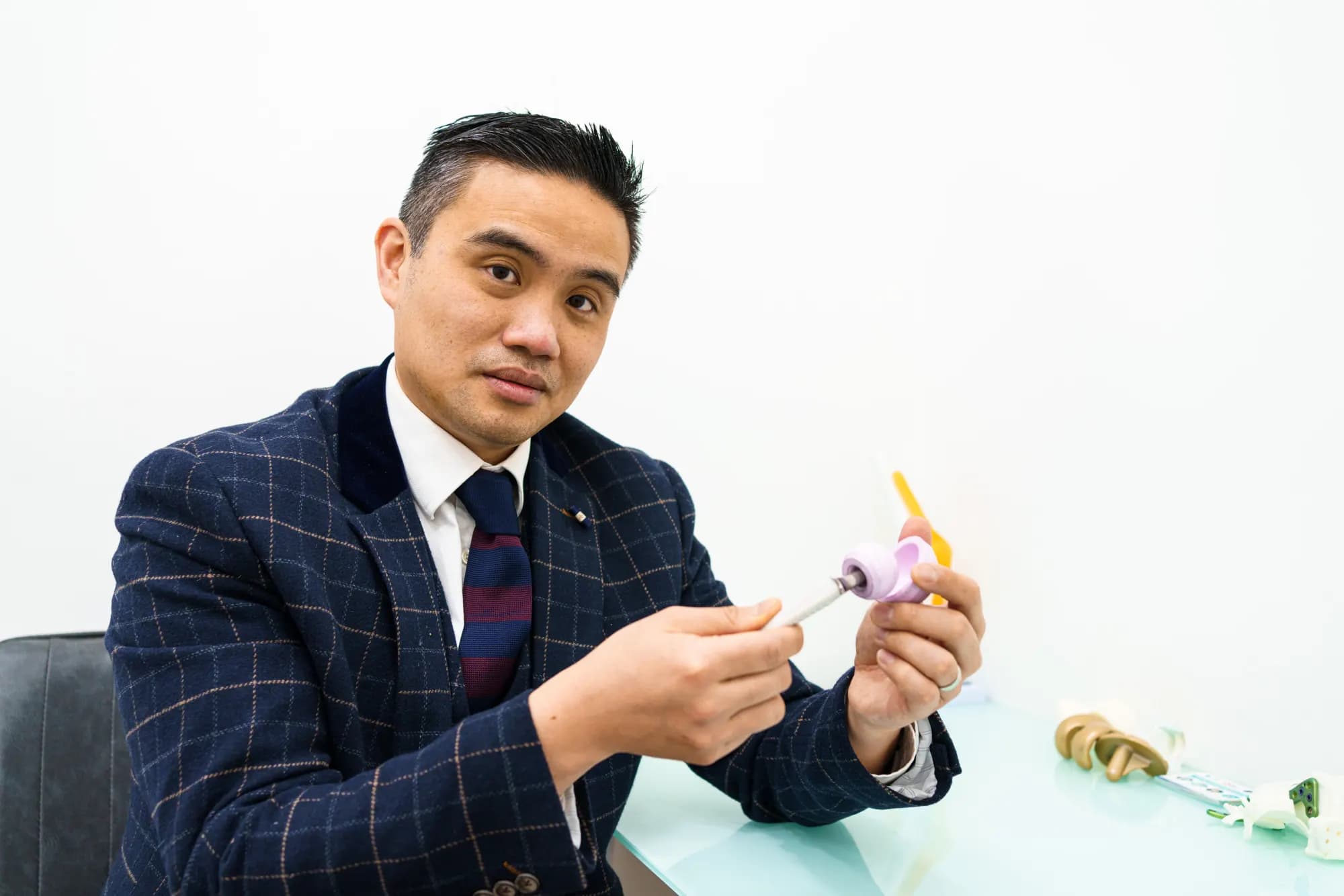 Professor Paul Lee explaining a treatment with a joint model